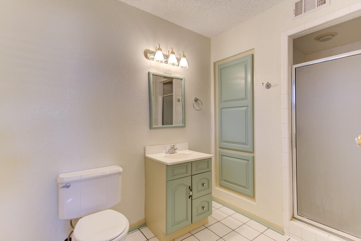 3410 40th Street Lubbock, TX 79413 - Photo 21 of 33 a bathroom with a sink toilet vanity and granite