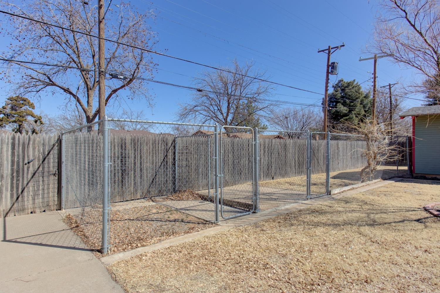 3410 40th Street Lubbock, TX 79413 - Photo 32 of 33 a backyard of a house
