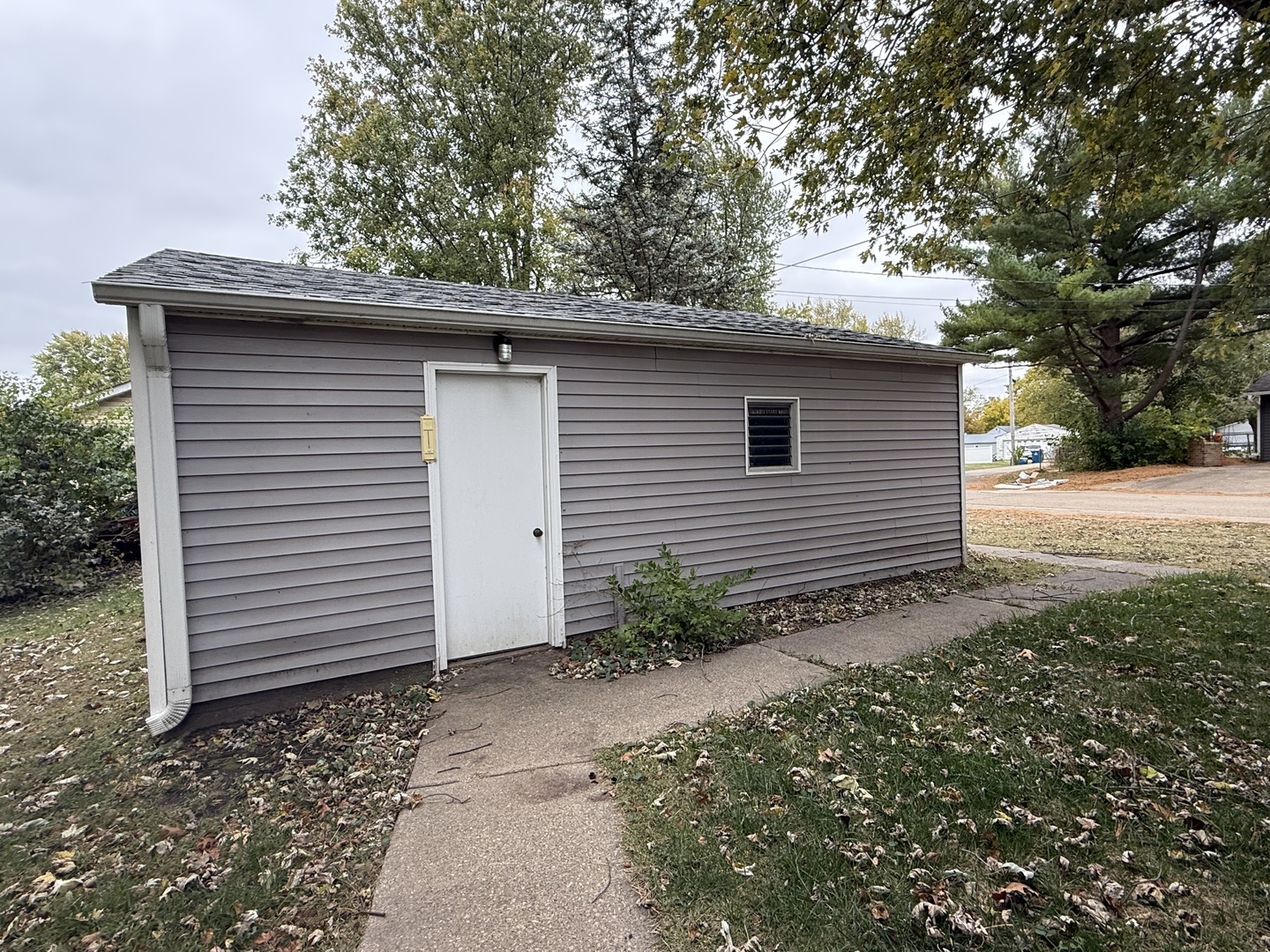 1 East Main Street Amboy, IL 61310 - Photo 11 of 32 a backyard of a house with plants and trees