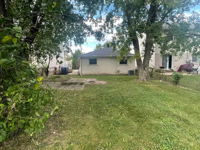 $2,100 | 3011 140th Place, Blue Island, IL 60406