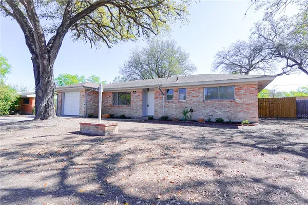 $229,000 | 1108 North Woodlawn Drive, Alice, TX 78332