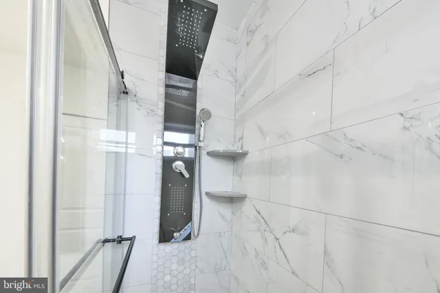 a view of entryway and kitchen