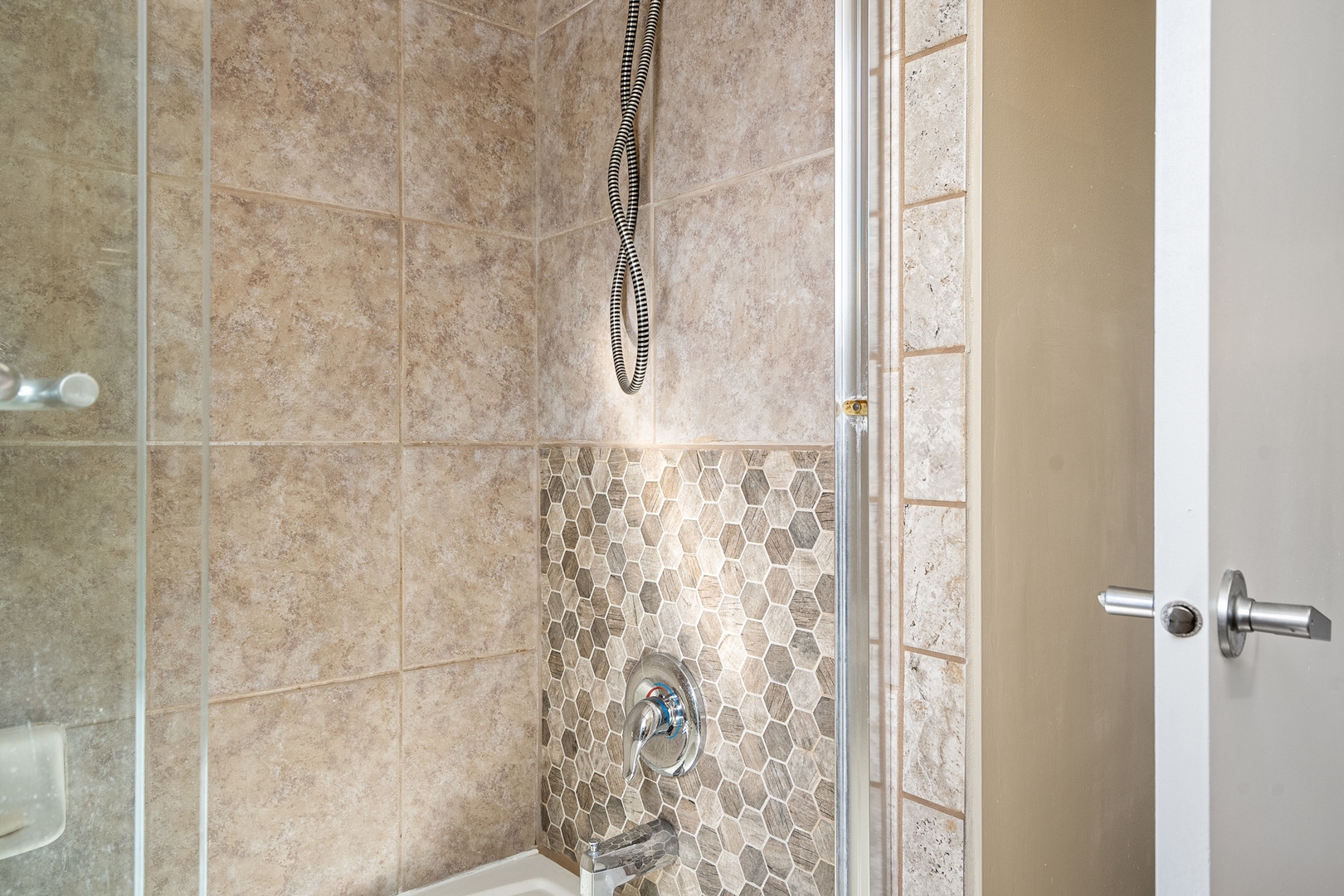 511 Prestwick Lane, Unit 402 Wheeling, IL 60090 - Photo 13 of 27 a bathroom with a shower