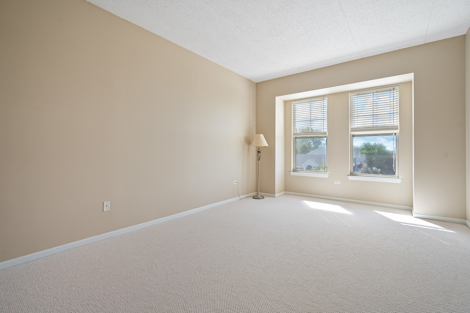 511 Prestwick Lane, Unit 402 Wheeling, IL 60090 - Photo 15 of 27 an empty room with windows