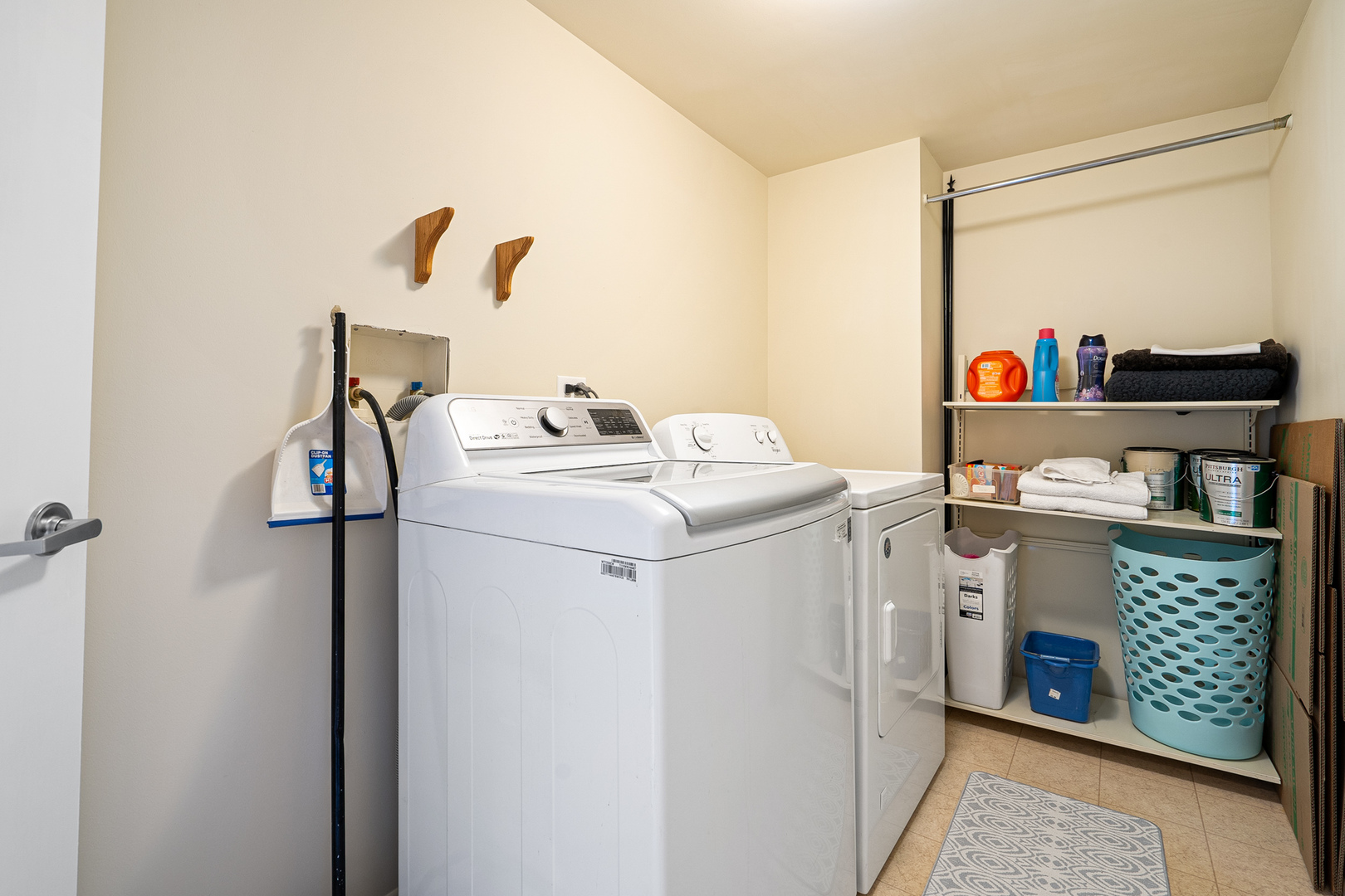 511 Prestwick Lane, Unit 402 Wheeling, IL 60090 - Photo 6 of 27 a utility room with dryer and washer
