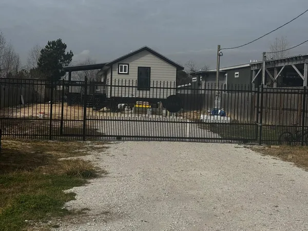 $1,500 | 627 County Road, Cleveland, TX 77327