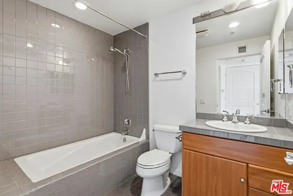$5,995 | 851 North San Vicente Boulevard, Unit 318, West Hollywood, CA 90069