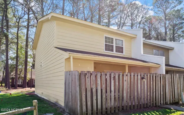 $1,495 | 126 Oakmont Drive, Unit 12, Greenville, NC 27858