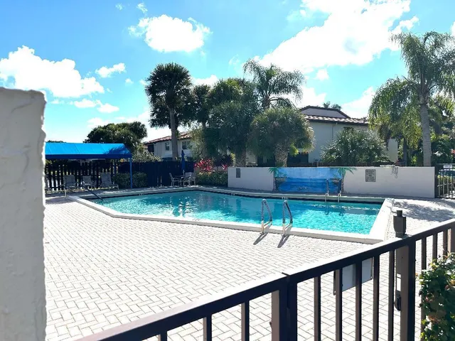 $300,000 | 8305 Casa Del Lago, Unit E, Boca Raton, FL 33433