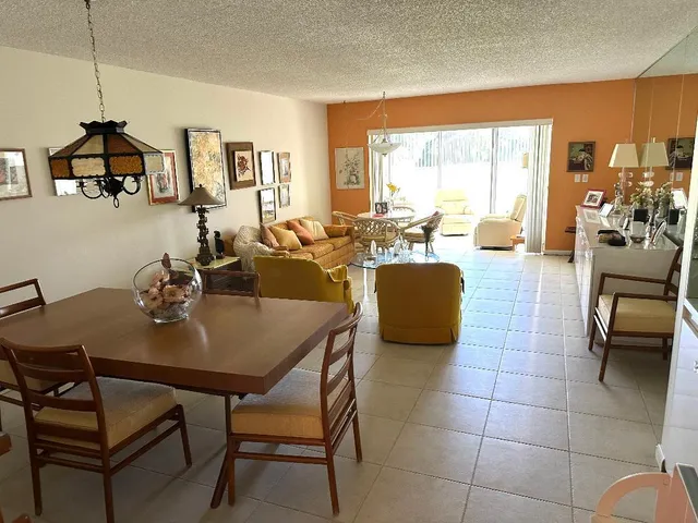 $300,000 | 8305 Casa Del Lago, Unit E, Boca Raton, FL 33433