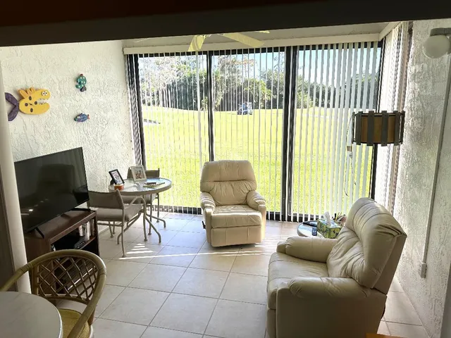 $300,000 | 8305 Casa Del Lago, Unit E, Boca Raton, FL 33433