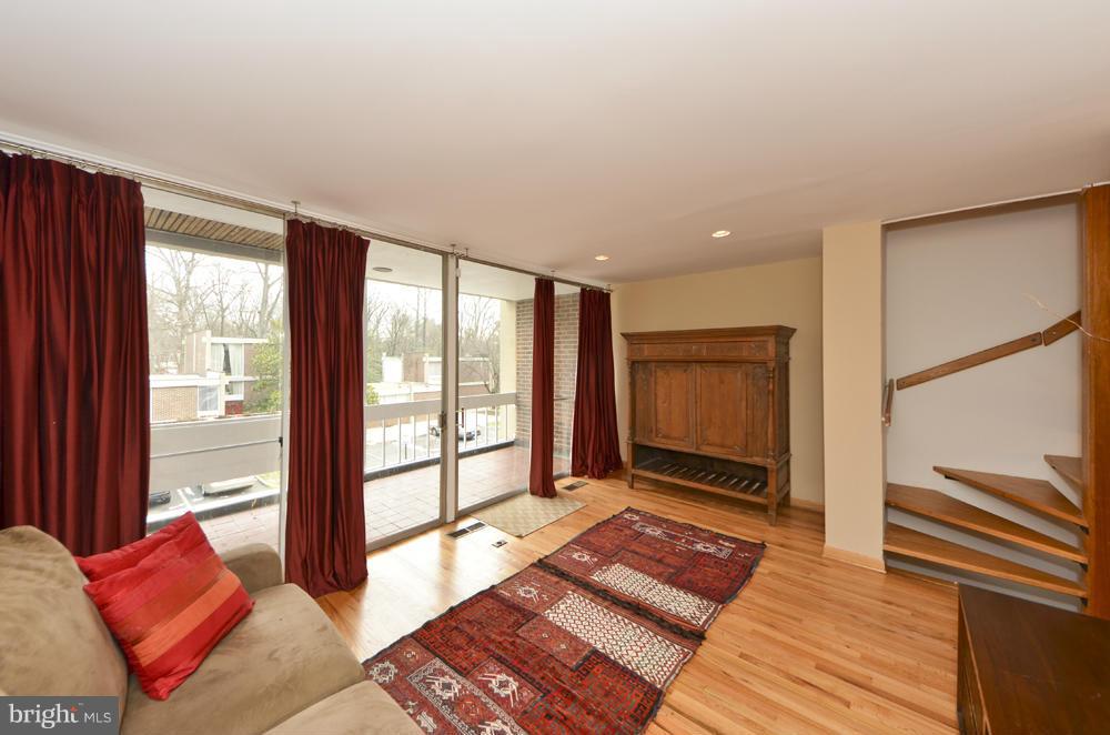 11583 Maple Ridge Road Reston, VA 20190 - Photo 11 of 30 Family Room