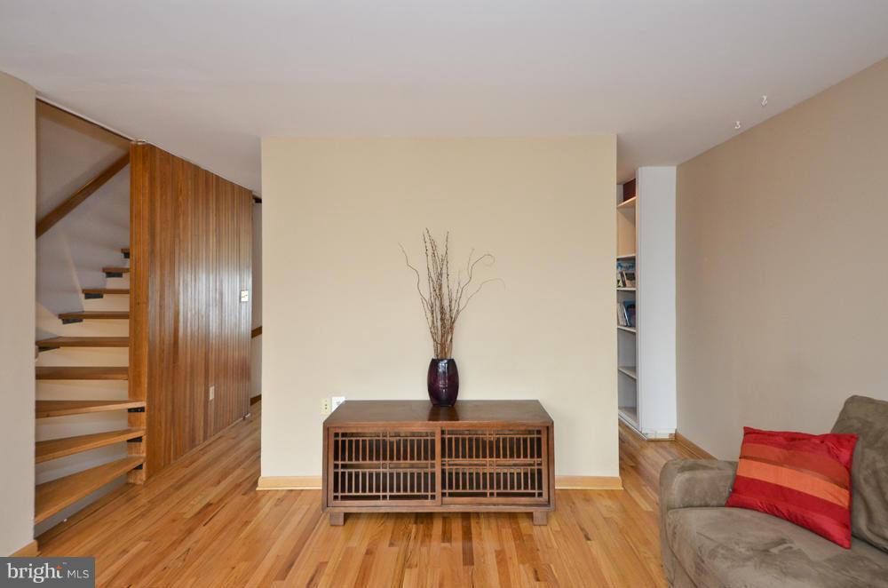 11583 Maple Ridge Road Reston, VA 20190 - Photo 12 of 30 Living Room