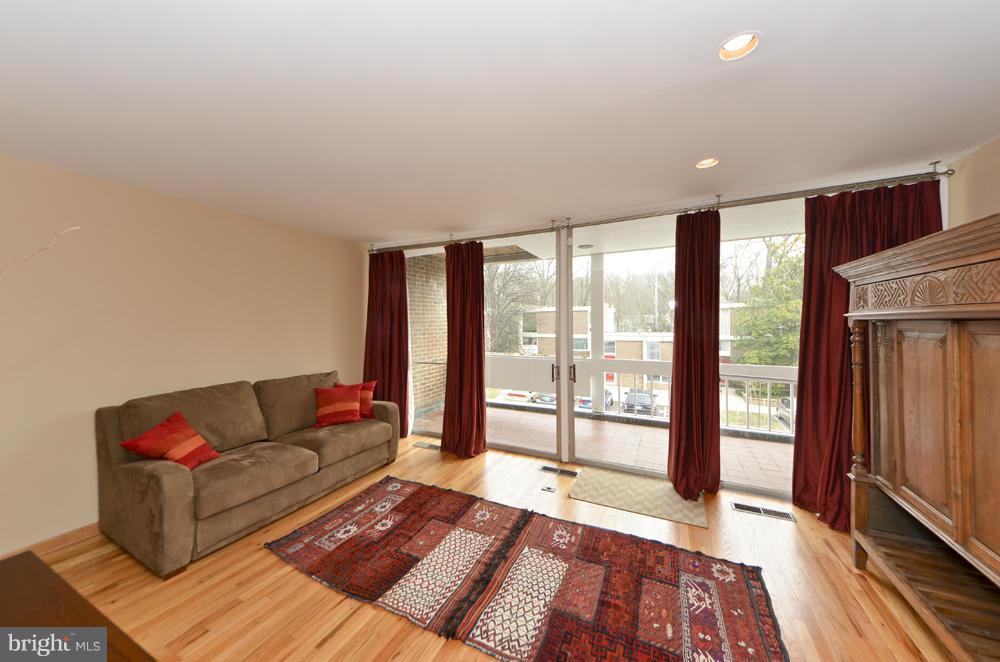 11583 Maple Ridge Road Reston, VA 20190 - Photo 13 of 30 Family Room