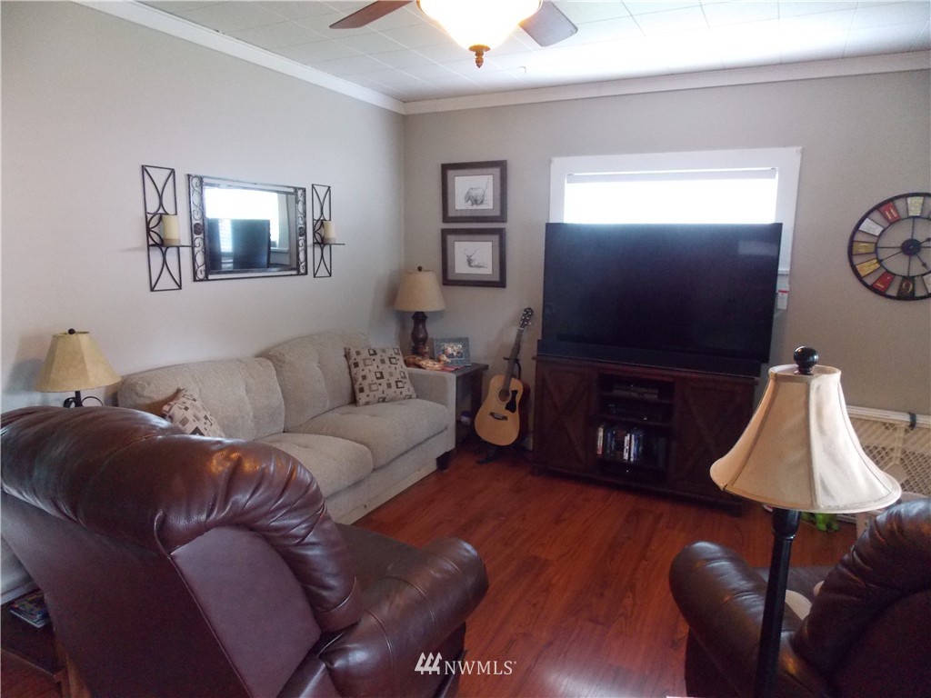 237 Southwest Cascade Avenue Chehalis, WA 98532 - Photo 3 of 20 Gallery Image 3