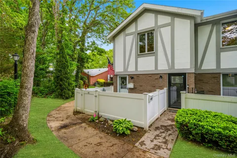 a view of a house with backyard