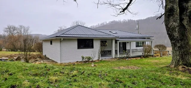 a view of an outdoor space