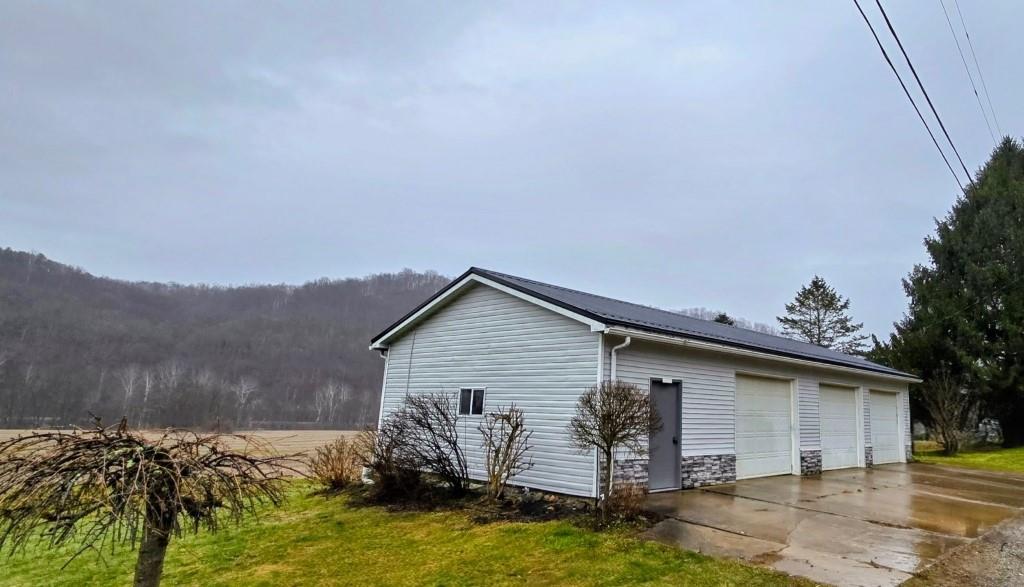 916 Indiana Avenue Avonmore, PA 15618 - Photo 4 of 32 a view of backyard of house