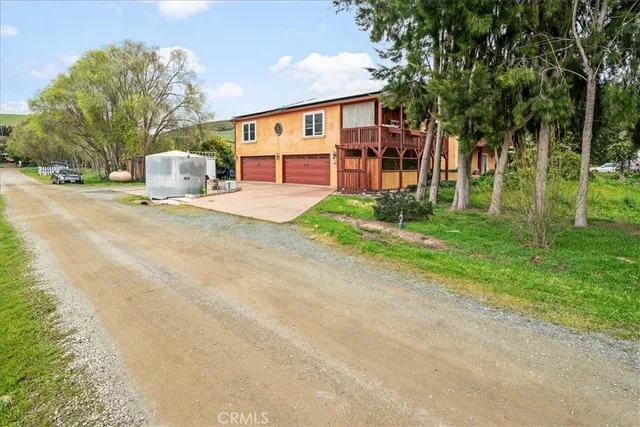 a view of yard with green space