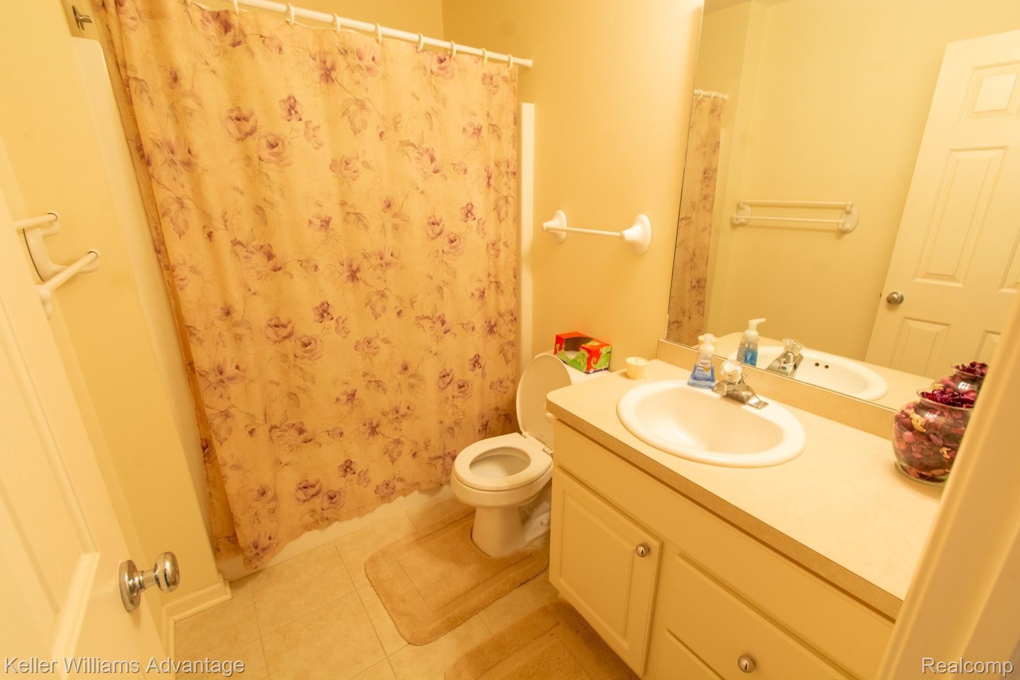 36 Sedum Road Howell, MI 48843 - Photo 20 of 33 36 Sedum-U Level Full Bath.jpg
