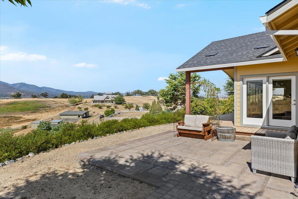 4856 Payne Road Medford, OR 97504 - Photo 13 of 49 Patio on south side of house