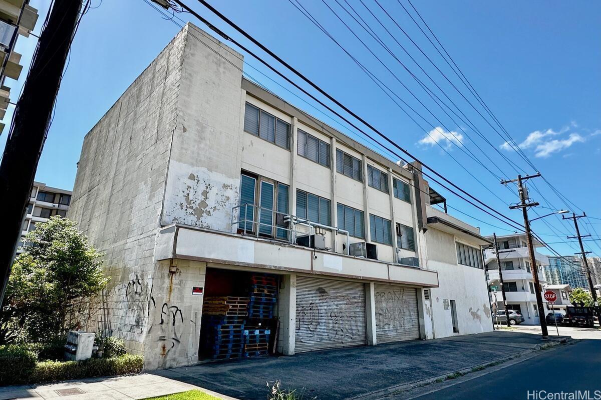 1804 Waiola Street Honolulu, HI 96826 - Photo 1 of 1 a front view of a building with street