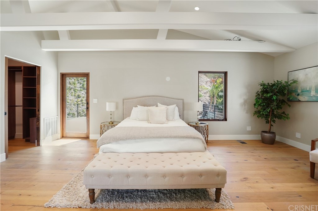 431 Nesmuth Road Glendale, CA 91202 - Photo 20 of 68 a spacious bedroom with a bed and a potted plant