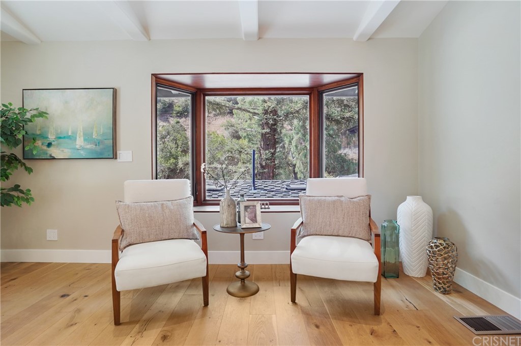 431 Nesmuth Road Glendale, CA 91202 - Photo 21 of 68 a living room with furniture and a large window