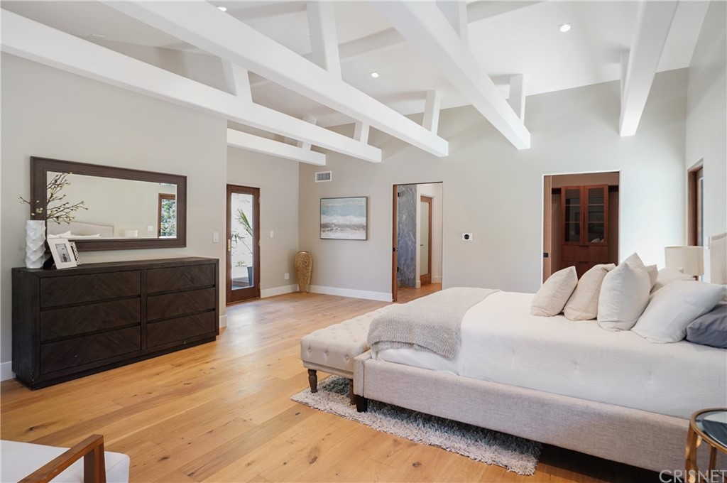 431 Nesmuth Road Glendale, CA 91202 - Photo 22 of 68 a living room with a bed and furniture