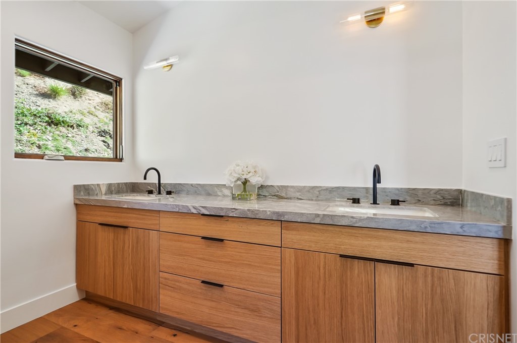431 Nesmuth Road Glendale, CA 91202 - Photo 26 of 68 a bathroom with a granite countertop sink and a mirror