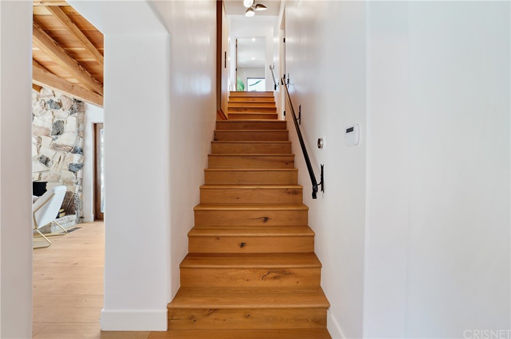 431 Nesmuth Road Glendale, CA 91202 - Photo 37 of 68 a view of entryway