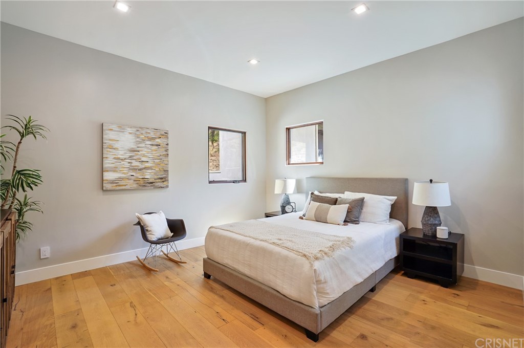 431 Nesmuth Road Glendale, CA 91202 - Photo 38 of 68 a bedroom with a bed and a potted plant