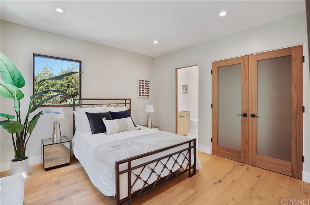 431 Nesmuth Road Glendale, CA 91202 - Photo 40 of 68 a bed room with a bed and a potted plant