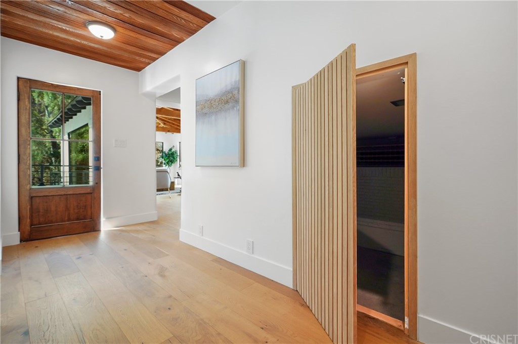 431 Nesmuth Road Glendale, CA 91202 - Photo 4 of 68 an empty room with windows and closet