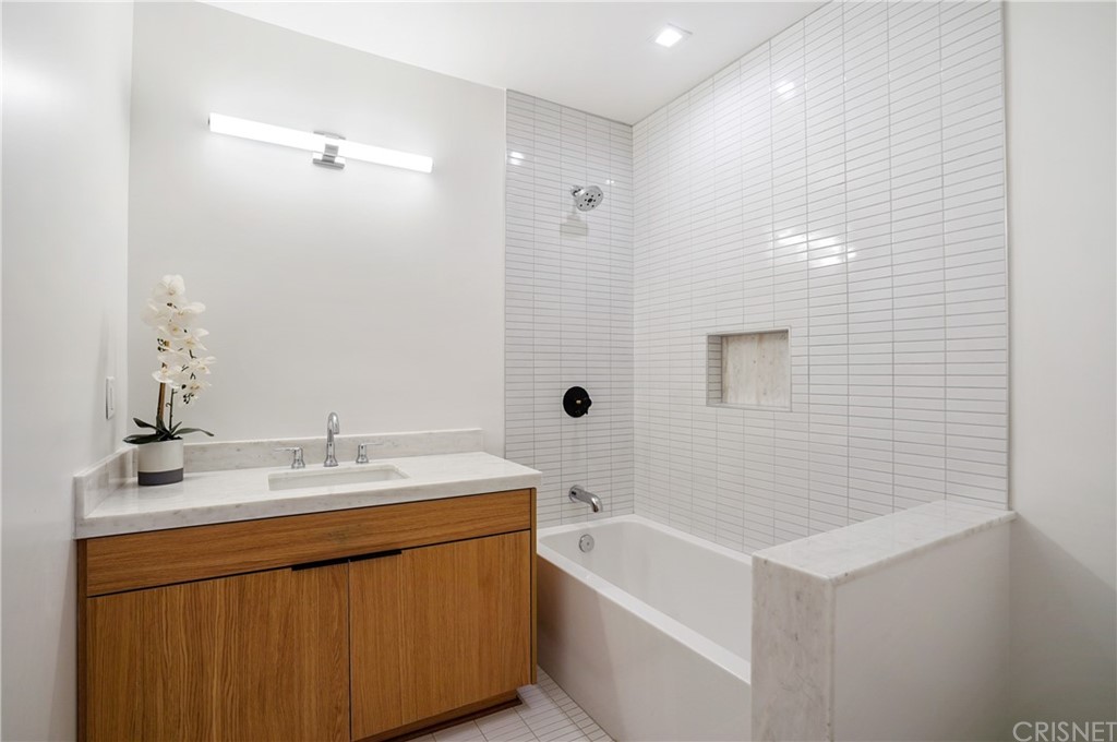 431 Nesmuth Road Glendale, CA 91202 - Photo 42 of 68 a bathroom with a sink a mirror and a bathtub