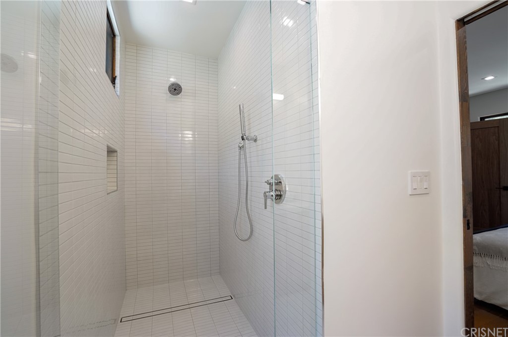 431 Nesmuth Road Glendale, CA 91202 - Photo 44 of 68 a bathroom with a shower