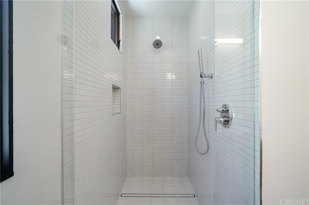 431 Nesmuth Road Glendale, CA 91202 - Photo 45 of 68 a bathroom with a shower