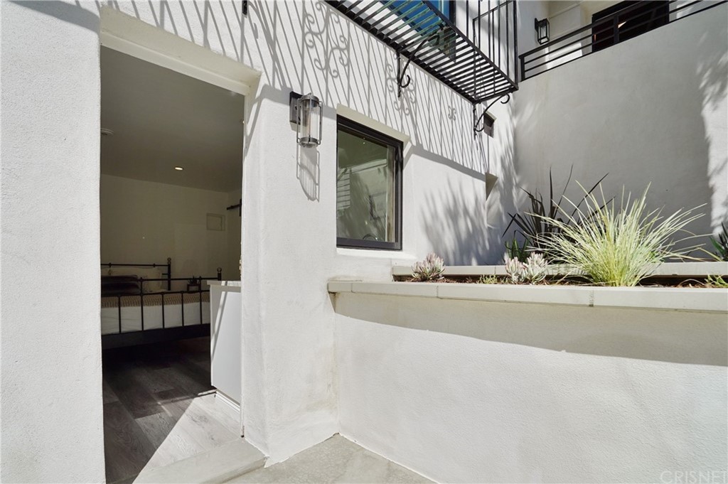 431 Nesmuth Road Glendale, CA 91202 - Photo 52 of 68 a view of a livingroom with wooden floor and a potted plant