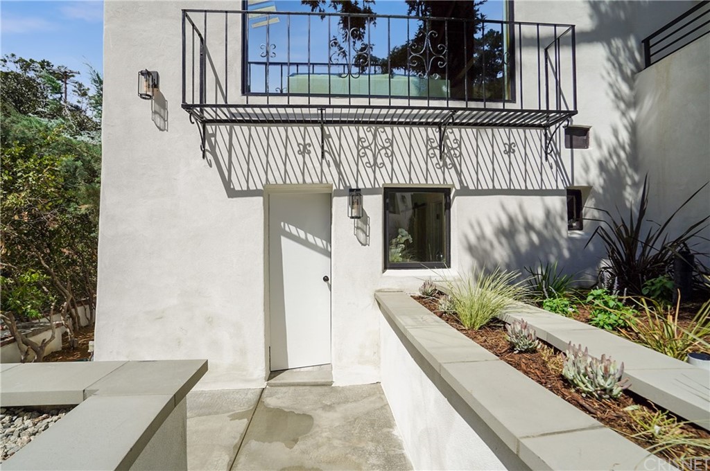 431 Nesmuth Road Glendale, CA 91202 - Photo 53 of 68 a balcony with a potted plant