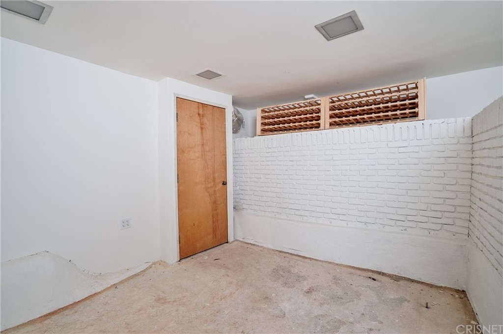 431 Nesmuth Road Glendale, CA 91202 - Photo 54 of 68 a view of a hallway
