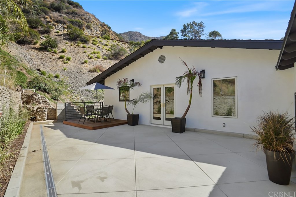 431 Nesmuth Road Glendale, CA 91202 - Photo 58 of 68 a view of a livingroom with furniture and floor to ceiling window