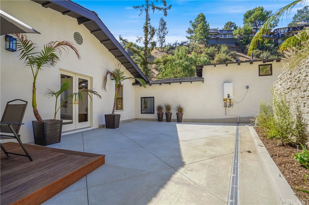 431 Nesmuth Road Glendale, CA 91202 - Photo 60 of 68 a view of a entryway of the house