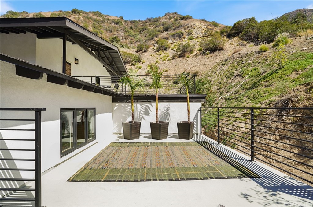 431 Nesmuth Road Glendale, CA 91202 - Photo 62 of 68 a picture of view of the house