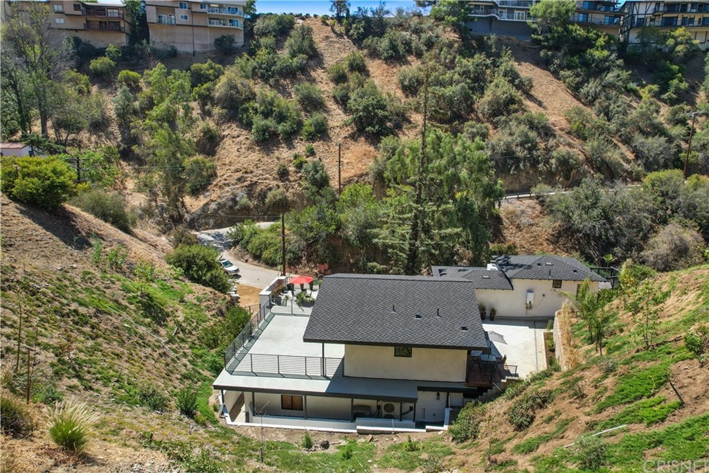 431 Nesmuth Road Glendale, CA 91202 - Photo 65 of 68 an aerial view of a house with a garden