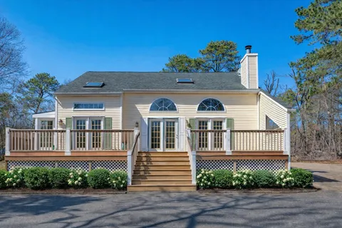 $849,000 | 221 East Montauk Highway, Hampton Bays, NY 11946