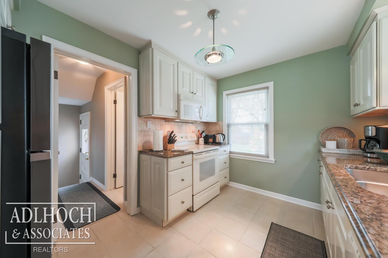 623 Barrington Road Grosse Pointe, MI 48230 - Photo 10 of 18 50095957-9.JPG