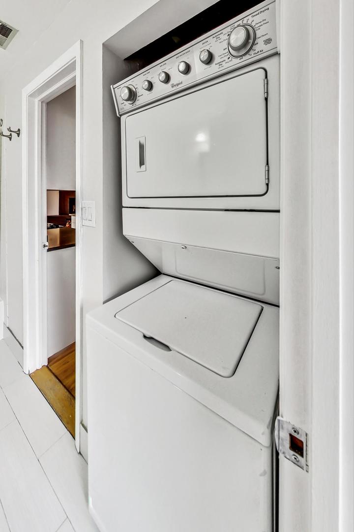 400 North Racine Avenue, Unit 217 Chicago, IL 60642 - Photo 24 of 29 a utility room with dryer and washer