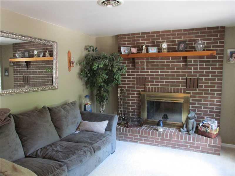 950 Rockdale Road Butler, PA 16002 - Photo 8 of 25 Living Room.