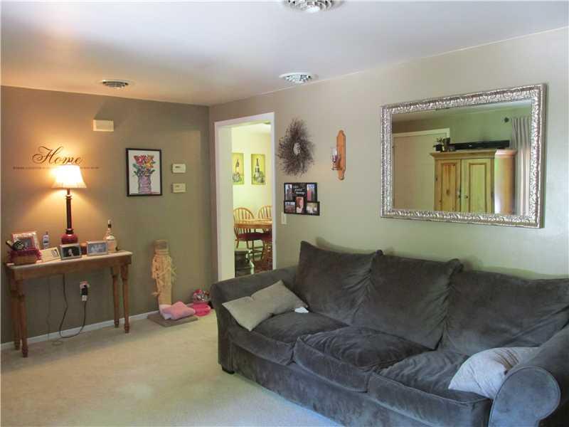 950 Rockdale Road Butler, PA 16002 - Photo 9 of 25 Living Room.