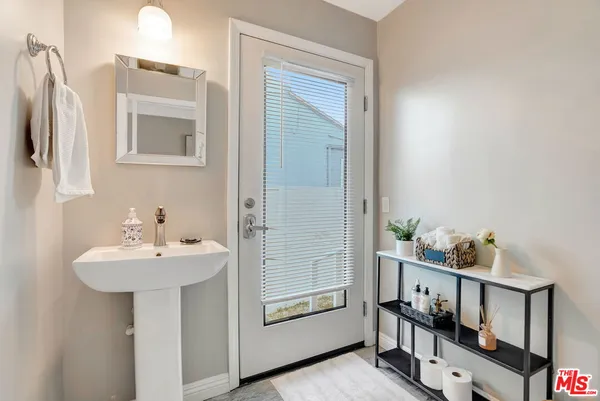 $13,750 | 4952 Placidia Avenue, Toluca Lake, CA 91601